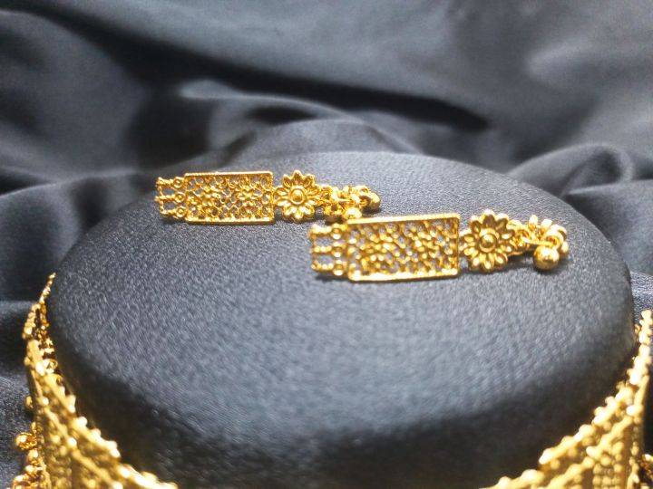 Metal%20Golden%20choker%20necklace%201%20piece.%20-%20Image%204