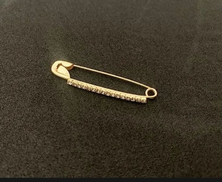 Premium%20Stone%20Hijab%20Pin%20Brooch%20Safety%20Pin%20Set%2012%20Pieces%20for%20Saree%20and%20Hijab%20Limited%20Stock%20Offer%20-%20Image%203