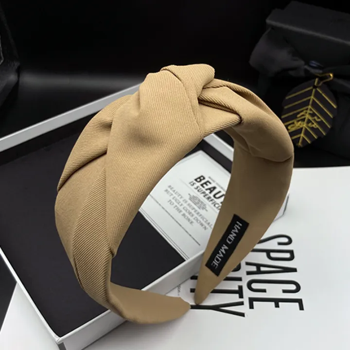 Retro%20and%20Versatile%20Headband%20for%20Women's%20Face%20Washing%20and%20Hair%20Pressing,%20High-End%20and%20Wide%20Edge%20Hair%20Tie%20Headband%20-%20Image%203