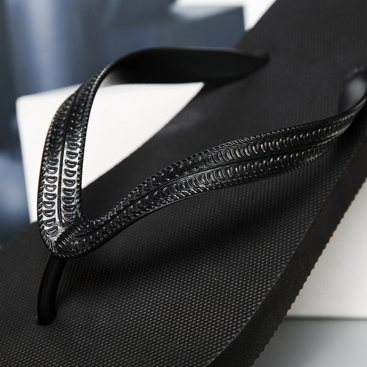 ins%20trendy%20black%20flip%20flops%20for%20men%20in%20summer%20wear%20simple%20non-slip%20soft%20sole%20clip%20foot-slip%20fashionable%20and%20versatile%20beach%20sand%20-%20Image%202