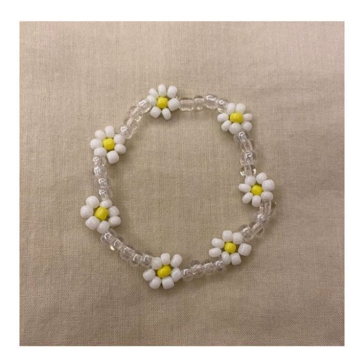 aesthetic%20daisy%20bead%20bracelet%20%7C%20clear%20colored%20cute%20beaded%20bracelet%20-%20Image%203