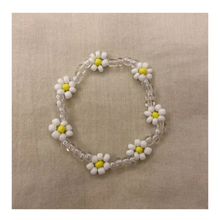 aesthetic%20daisy%20bead%20bracelet%20%7C%20clear%20colored%20cute%20beaded%20bracelet%20-%20Image%203