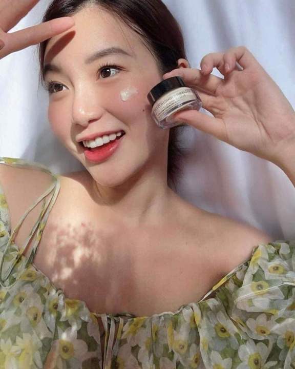 Bobbi%20Brown%20Vitamin%20Enriched%20Face%20Base%20Moisturizer%20&%20Primer%20-%20Image%204