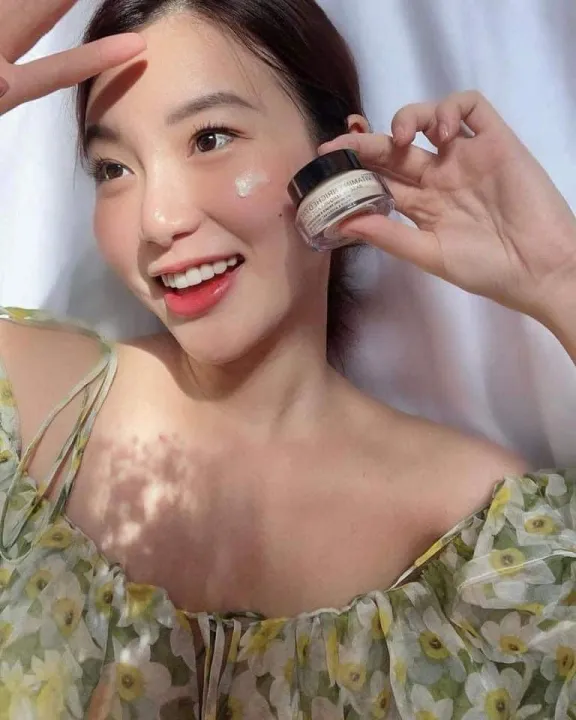 Bobbi%20Brown%20Vitamin%20Enriched%20Face%20Base%20Moisturizer%20&%20Primer%20-%20Image%204