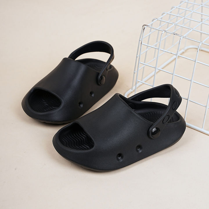 New%20Summer%20Fashion%20and%20Comfortable%20Casual%20Home%20Outdoor%20Beach%20Hole%20Shoes%20for%20Boys%20and%20Girls%20-%20Image%202
