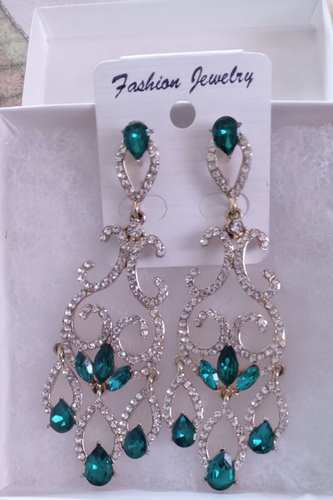 Luxury%20Emerald%20Green%20Chandelier%20Earrings%20for%20Women%20%E2%80%93%20Bridal%20&%20Party%20Wear%20%7C%20Zircon%20Drop%20Stone%20Earrings%20-%20Image%204