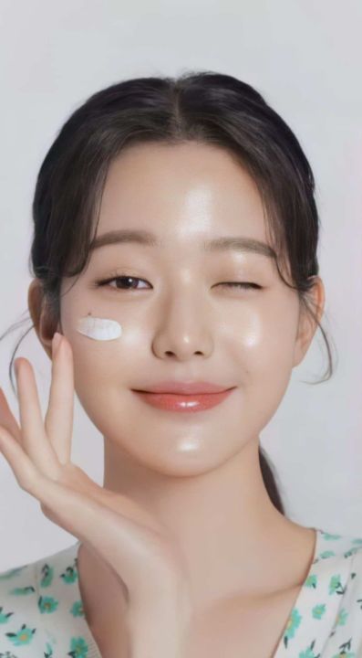 Simple%20Hydrating%20Light%20Moisturizer%20-%20125ml%20-%20Image%206