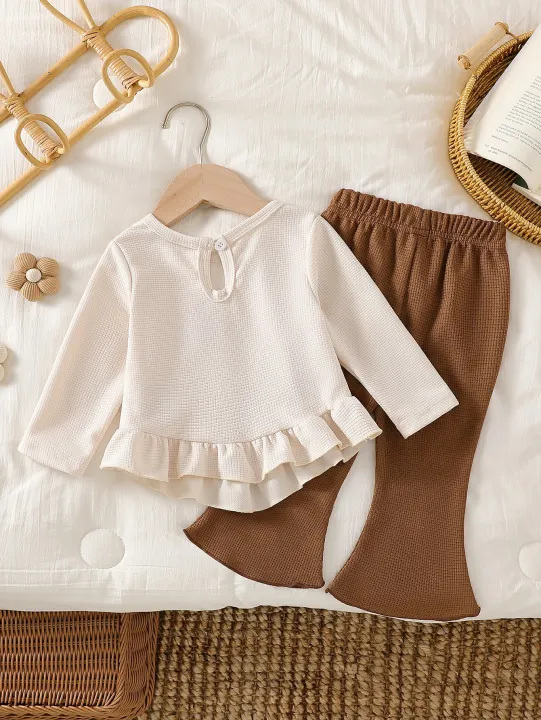 Baby%20girl%20two-piece%20autumn%20and%20winter%20printed%20round%20neck%20long%20sleeved%20ruffled%20T-shirt%20and%20elastic%20waisted%20brown%20bell%20bottom%20pant%20-%20Image%202