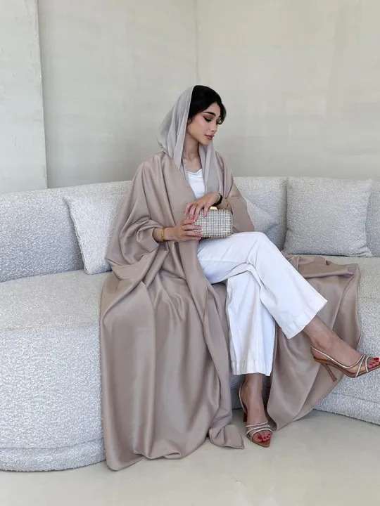 Middle%20Eastern%20Muslim%20Robe%20Fashion%20Soft%20Light%20Satin%20Bat%20Sleeves%20Long%20Sleeved%20Coat%20Women's%20Arabic%20Robe%20-%20Image%204