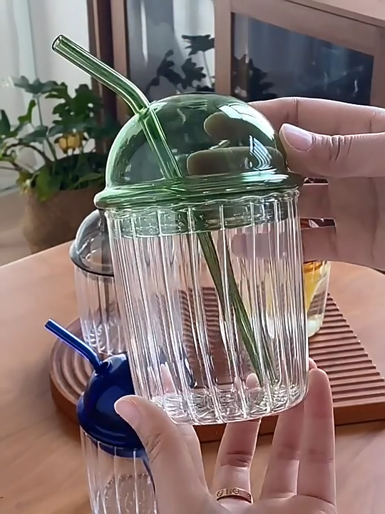 AFFAN'S HUB - 400ml/500ml Coffee Mugs Aesthetic Ribbed Glass Cup with Lids & Straws - Wavy Coffee Mugs & Dome Lid Cups For Tea - Perfect for Iced Coffee, Juice And Bubble Tea.