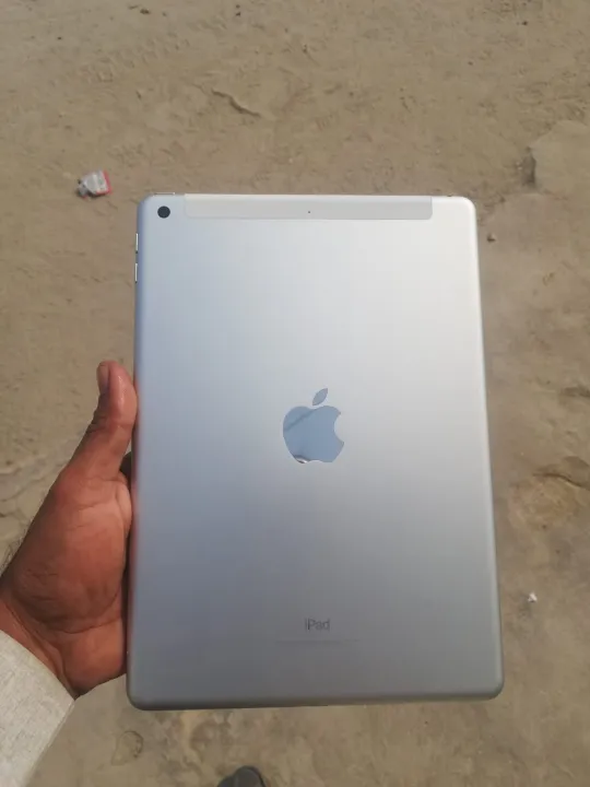 Ipad%206th%20generation%20-%20Image%203