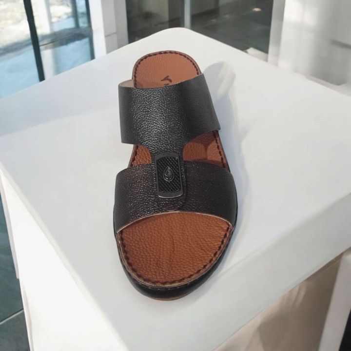 Moonwalk%20UAE%20%E2%80%93%20Arabic%20Footwear%20Collection%202025%20-%20Image%205