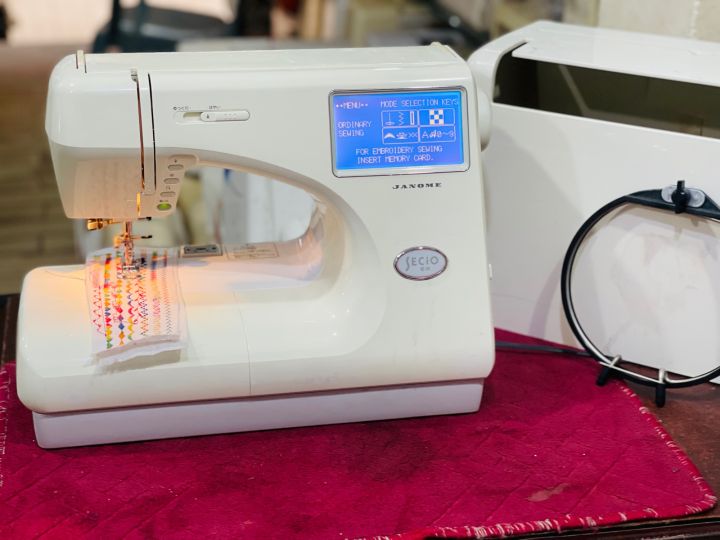 Janome%209000%20Embriodery%20sewing%20machine%20-%20Image%203