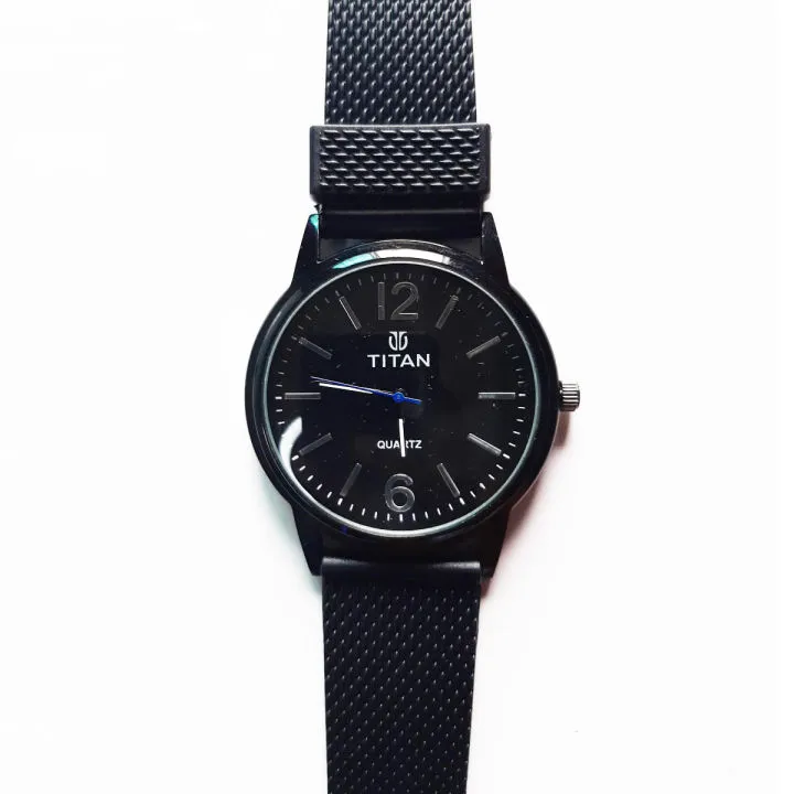 Men's%20Fashionable%20Quartz%20Analog%20Watch%20%E2%80%93%20Cool%20Design%20with%20Rubber%20Strap%20-%20Image%203