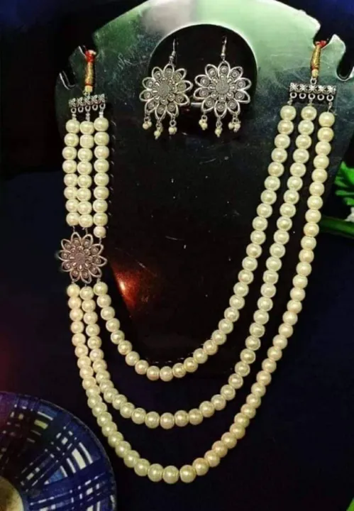 Ghee%20&%20silver%20color%20mixed%20circle%20design%20beautiful%20garland%20made%20of%20flower%20and%20pearl%20for%20women%20-%20Image%202