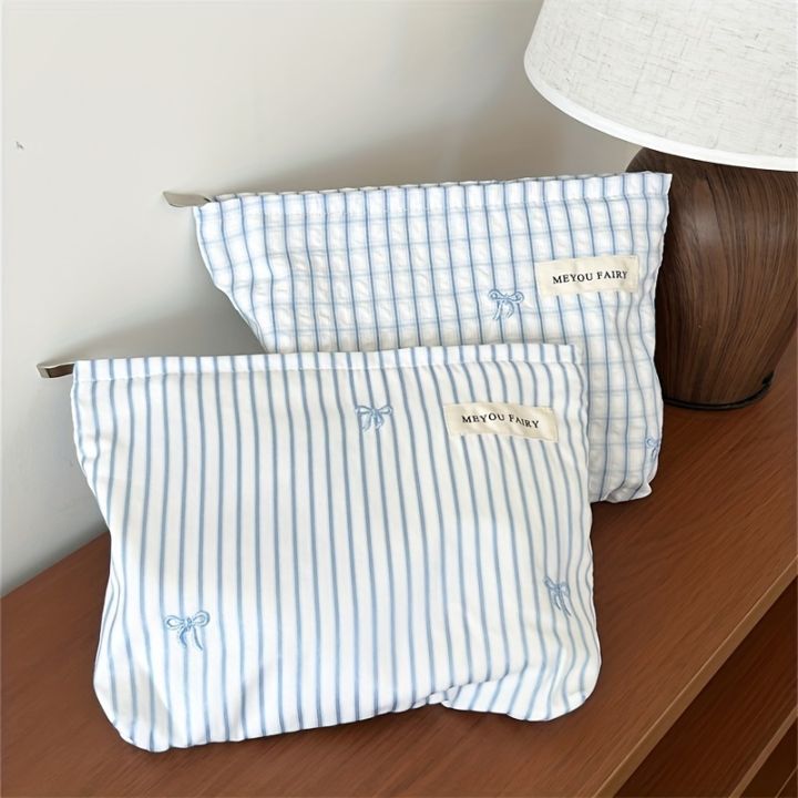 Light%20Blue%20Striped%20Bow%20Cosmetic%20Bag,%20Women%20Travel%20Makeup%20Organizer%20with%20Zipper,%20Multi-Use%20Toiletry%20Pouch%20-%20Image%204
