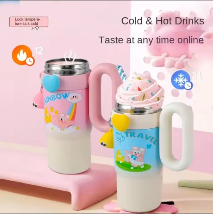 Stanley%20Style%20Kids%20Tumbler%20with%20Straw%20&%20Handle%20%7C%20Double%20Wall%20Stainless%20Steel%20Flask%20%7C%20Hot%20&%20Cold%20Vacuum%20Insulated%20Water%20Bottle%20%7C%20Cute%20Cartoon%20Metal%20Cup%20for%20School,%20Office%20&%20Travel%20%7C%20Leak%20Proof%20Thermal%20Mug,%20Thermos%20Tamblar%0A850ml,%20best%20for%20coffee%20and%20Tea%20-%20Image%202