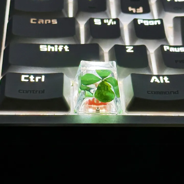 Genuine%20Four-leaf%20Clover%20Resin%20Cross-axis%20Mechanical%20Keyboard%20key%20caps%20-%20Image%204