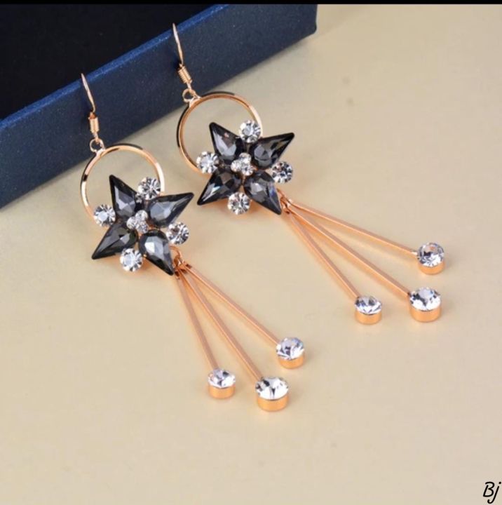 New Arrival🔥🔥🔥
Pack Of 3 Fancy Beautiful Gold Plated Korean Flower Ladkan Studs😍😍😍
Best Quality✔️
Different Colours😎