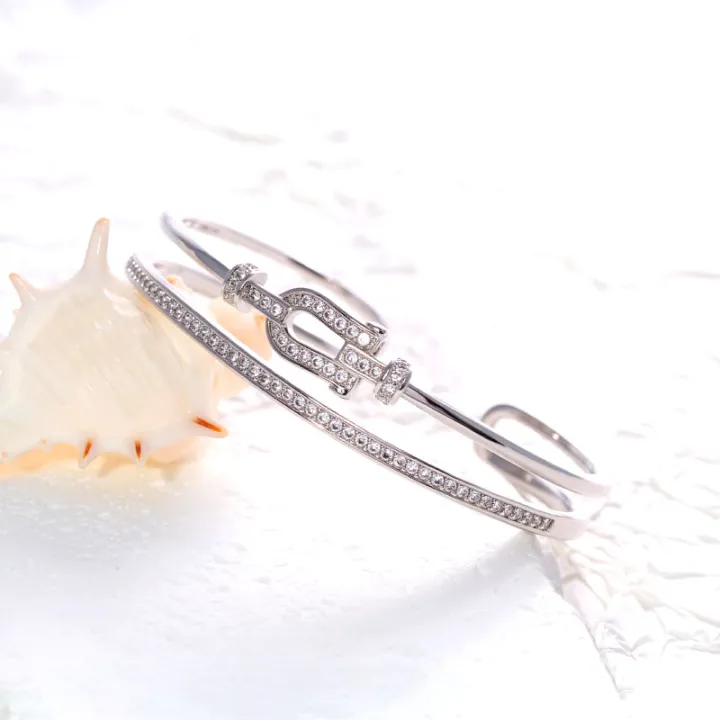 A%20high-quality%20bracelet%20featuring%20U-shaped%20elements%20set%20with%20zirconia%20stones%20and%20an%20open%20design,%20with%20exquisite%20craftsmanship.%20-%20Image%202
