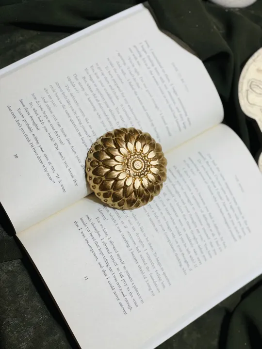 Golden%20Flower%20paperweight%20%7C%20Customise%20Terrazzo%20Jesmonite%20Bookend%20%7C%20paper%20weight%20%7C%20Nordic%20Designs%20-%20Image%206