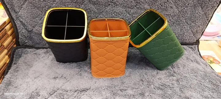 PEN%20&%20BRUSH%20ORGANIZER%20WITH%20FOUR%20COMPARTMENTS%20-%20Image%202