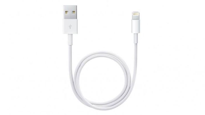 High-Quality%20Lightning%20USB%20Cable%20for%20iPhone%20-%20Elegant%20White%20Charger%20Cord%20-%20Image%207