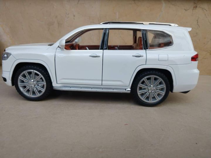 1/24%20Toyota%20LAND%20CRUISER%20LC300%20SUV%20Alloy%20Car%20Model%20Diecast%20Metal%20Toy%20Off-road%20Vehicle%20Car%20Model%20-%20Image%203