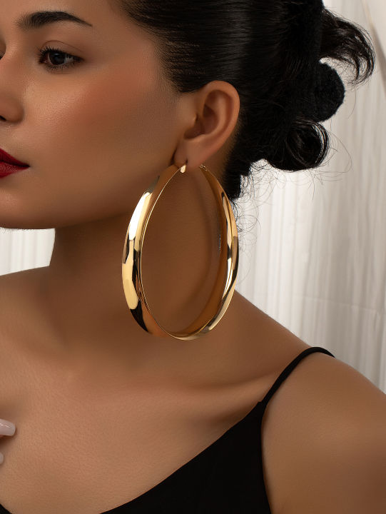 A Pair of Stylish, Simple, Light Luxury, and Exaggerated Metal Large Hoop Earrings