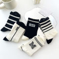 5 Pairs Of Fashionable And Trendy Women's Wocks Set Black And White Striped Socks Minimalist Sports Style Medium Length Socks. 