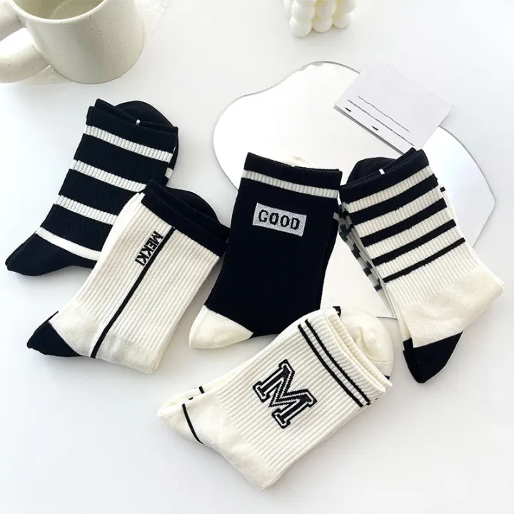 5%20Pairs%20Of%20Fashionable%20And%20Trendy%20Women's%20Wocks%20Set%20Black%20And%20White%20Striped%20Socks%20Minimalist%20Sports%20Style%20Medium%20Length%20Socks%20-%20Image%203