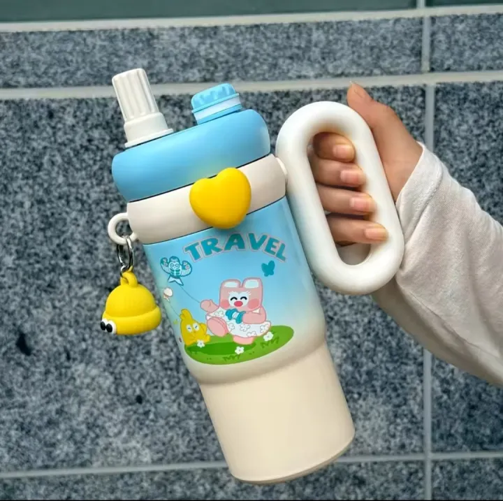 Stanley%20Style%20Kids%20Tumbler%20with%20Straw%20&%20Handle%20%7C%20Double%20Wall%20Stainless%20Steel%20Flask%20%7C%20Hot%20&%20Cold%20Vacuum%20Insulated%20Water%20Bottle%20%7C%20Cute%20Cartoon%20Metal%20Cup%20for%20School,%20Office%20&%20Travel%20%7C%20Leak%20Proof%20Thermal%20Mug,%20Thermos%20Tamblar%0A850ml,%20best%20for%20coffee%20and%20Tea%20-%20Image%207
