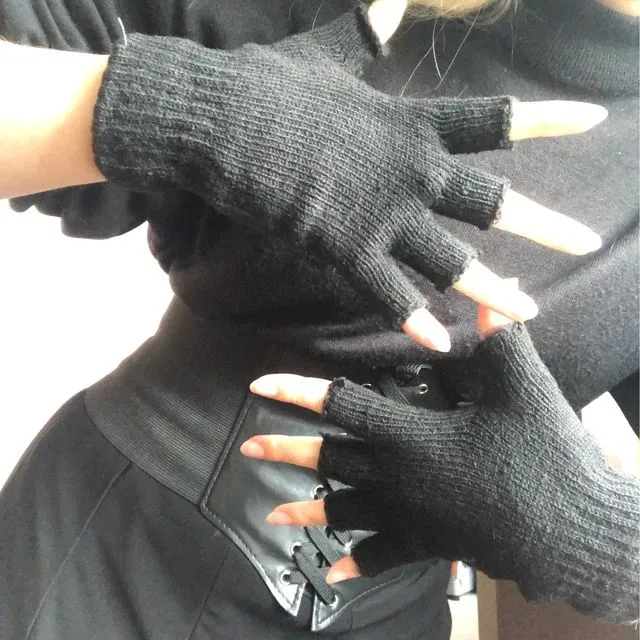 Black%20Half%20Finger%20Kittened%20Wool%20Hand%20Gloves%20for%20Men%20and%20Women%20-%20Image%207