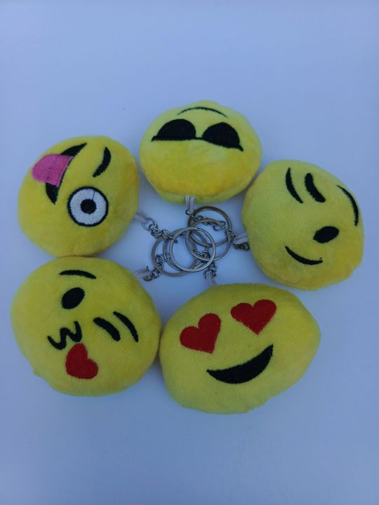 1 Pc Emoji Shape Keychain, Cute Soft & Fluffy Smiley Emoji Shape Keychain For Boys & Girls