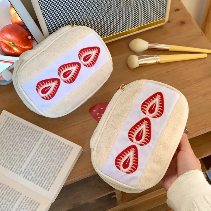 1Pc%20Strawberry%20Embroidery%20Makeup%20Bag%20with%20Checkered%20Lining%20Portable%20Cosmetic%20Pouch%20Cute%20/Korean%20Style%20Embroidered%20Bag%20for%20Travel%20-%20Image%202