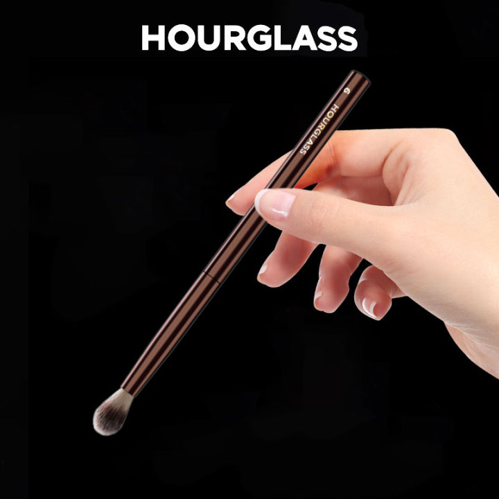 Hourglass%20Makeup%20Brush-%20No.6%20Tapered%20Blender%20Brush%20Soft%20and%20Skin-friendly%20Fiber%20Hair%20Fashion%20Design%20Single%20Eye%20Brush%20-%20Image%202