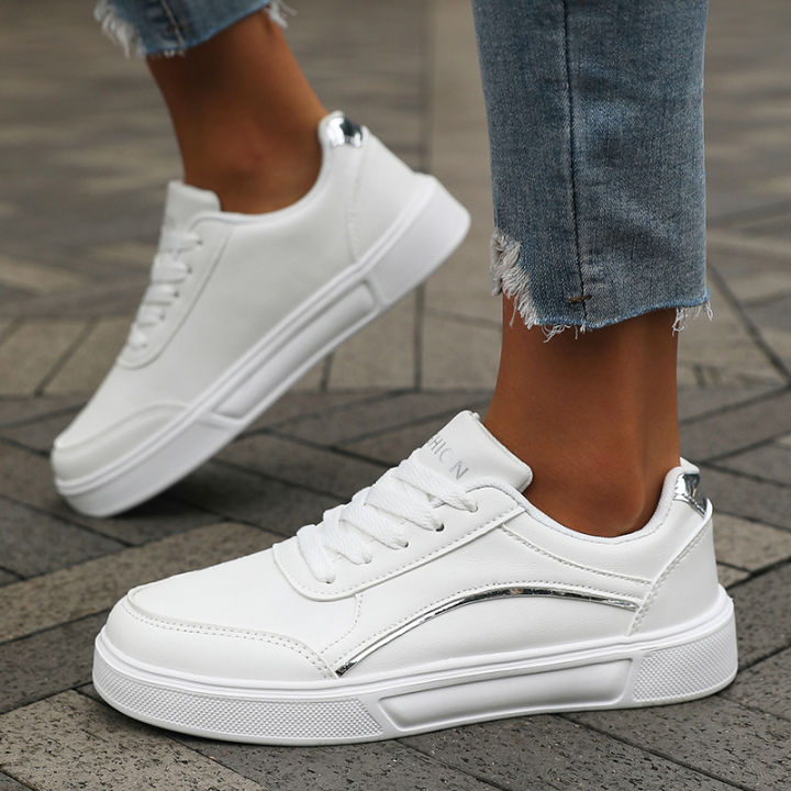 2025%20Fashion%20Women's%20Black%20Sneakers%20Stylish%20Low%20Top%20Design%20Comfortable%20Lace%20Up%20Fit%20Versatile%20Casual%20Shoe%20Trendy%20Fashion%20Footwear%20-%20Image%205