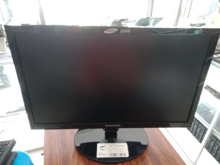 19'inch%20Monitor%20-%20Image%202
