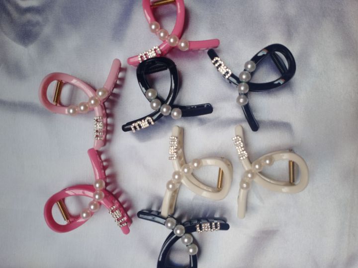 1pc%20Beautiful%20pearl%20Hair%20catcher%20with%20strong%20grip%20for%20girls%20and%20women%20-%20Image%202