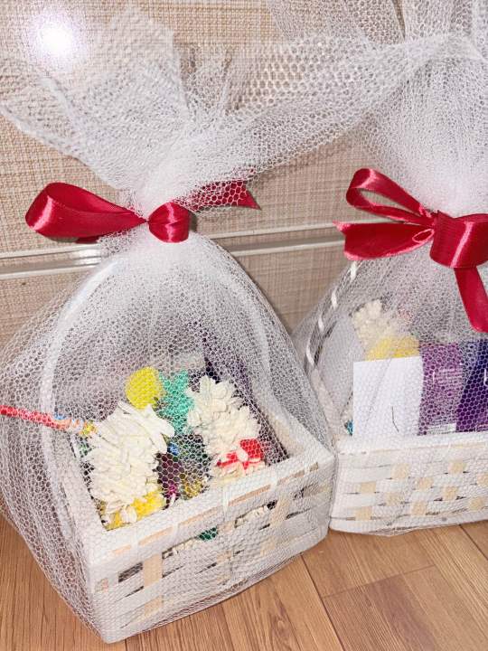 Eid%20basket,%20Eidi%20basket,%20Gift%20for%20girls,%20Basket,%20Chocolate,%20Mehndi%20cone,%20Bangles,%20Earings,%20Eid%20card,%20Gajra%20-%20Image%202