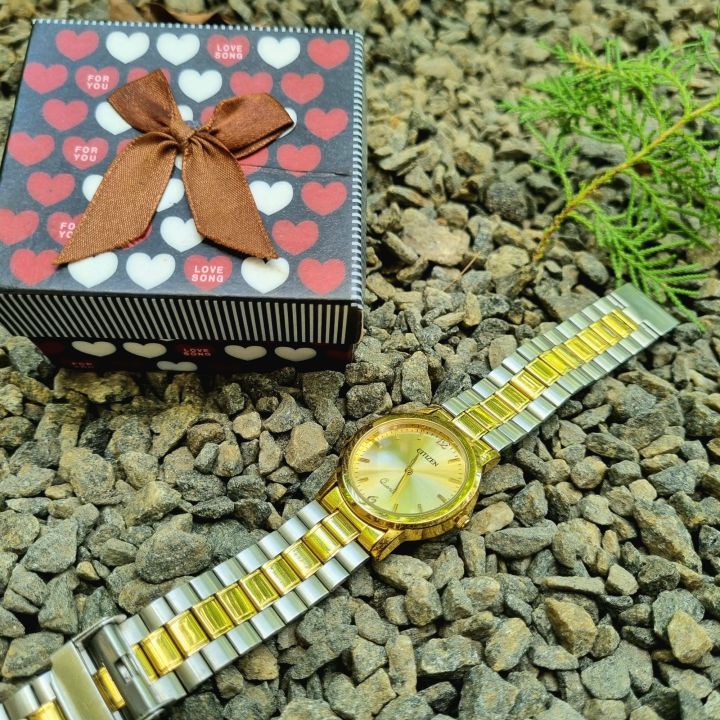 The%20Casual%20Citizen%20Two%20Tone%20Watch%20features%20a%20sleek,%20stylish%20design,%20blending%20silver%20and%20gold%20tones.%20-%20Image%204