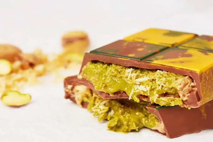 shoklata%20sweets%20dubai%20pistachio%20kunafa%20milk%20chocolate%20bar%20100g%20-%20Image%202