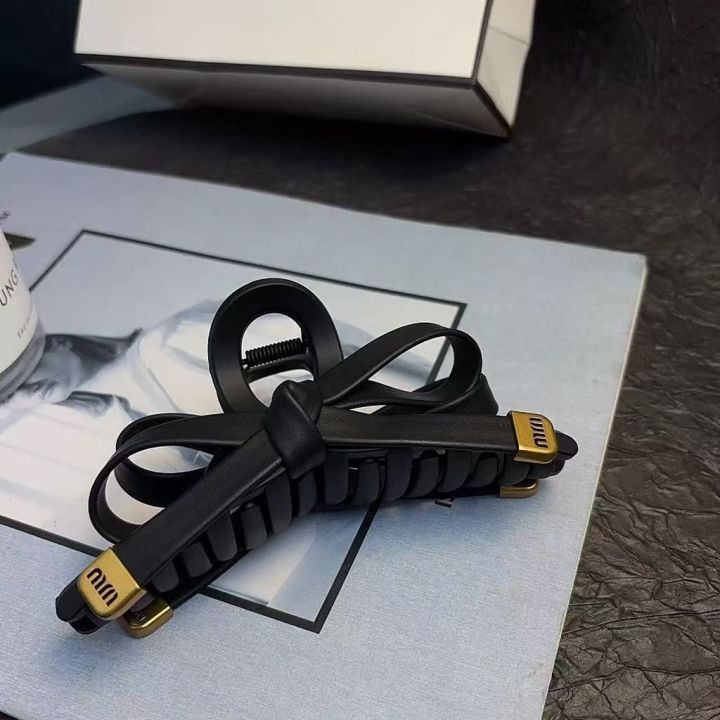 1/2%20PC%202026%20Y2K%20ladies'%20new%20street%20style%20elegant%20gold%20label%20black%20leather%20butterfly%20knot%20large-sized%20matte%20clutch%20hair%20accessory%20-%20Image%206