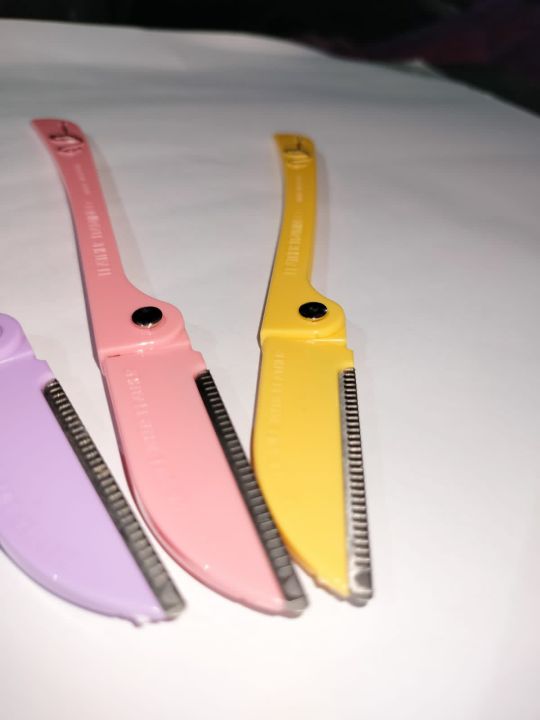 Feather%20Flamingo%20Razors%20For%20Face%20and%20Body%20Shaving%20(Pack%20of%203)%20-%20Image%204