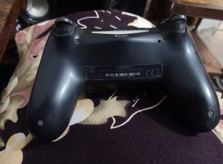 ORIGINAL%20DUALSHOCK%20PS4%20CONTROLLER%20-%20Image%204