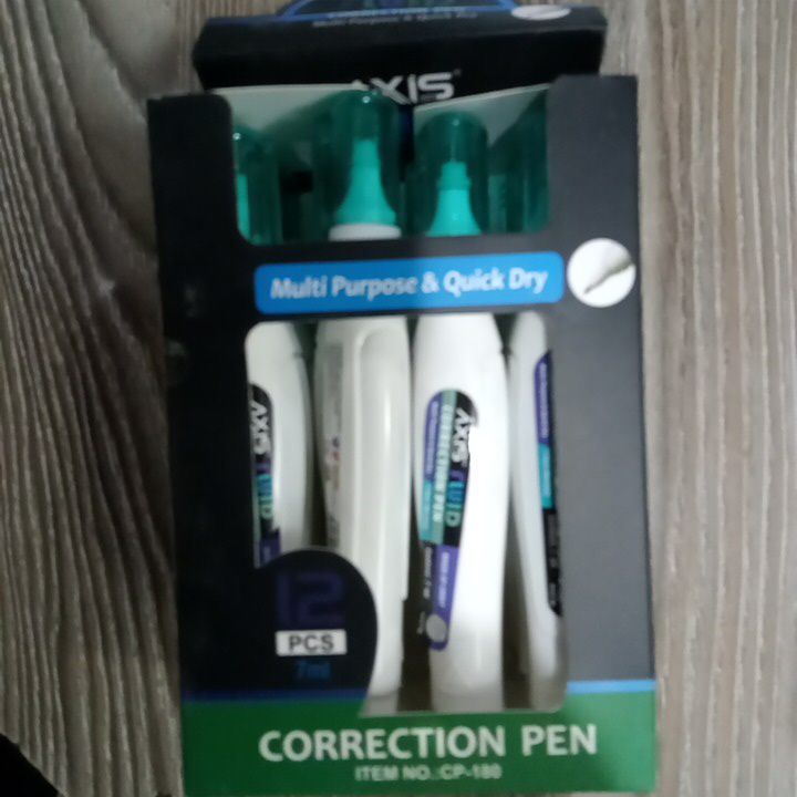 Axis fluid correction pen whitener 12