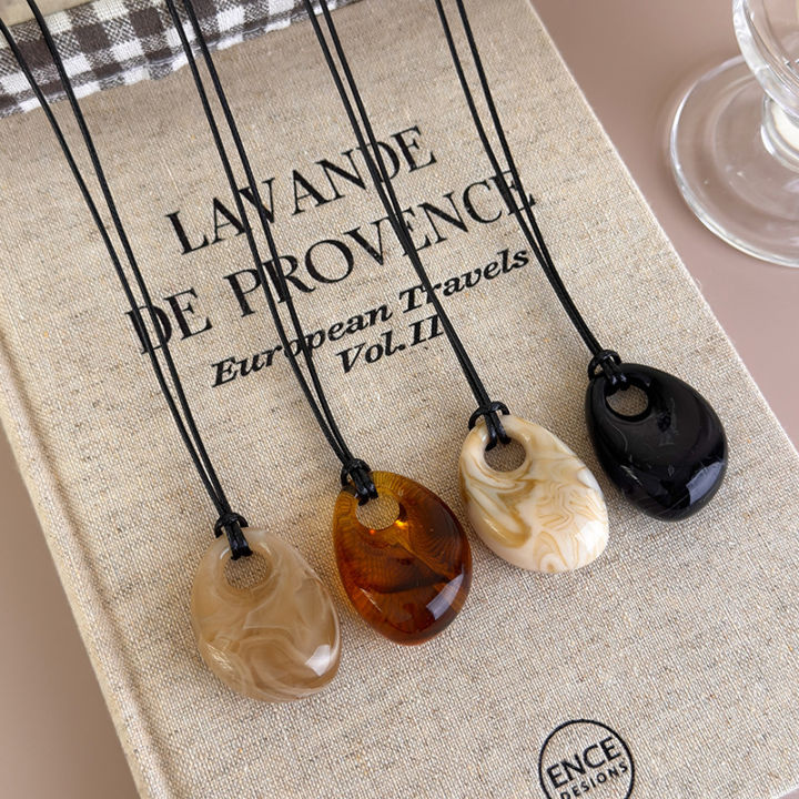 Minimalist%20Retro%20Gradient%20Pendant%20Necklace%20Korean%20Style%20Long%20Sweater%20Chain%20Necklace%20Female%20Autumn%20and%20Winter%20Accessory%20-%20Image%203