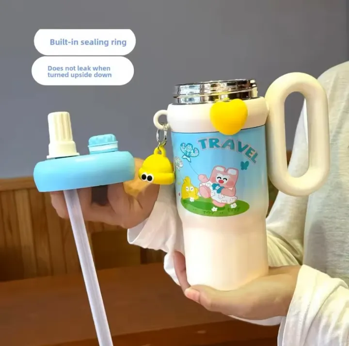 Stanley%20Style%20Kids%20Tumbler%20with%20Straw%20&%20Handle%20%7C%20Double%20Wall%20Stainless%20Steel%20Flask%20%7C%20Hot%20&%20Cold%20Vacuum%20Insulated%20Water%20Bottle%20%7C%20Cute%20Cartoon%20Metal%20Cup%20for%20School,%20Office%20&%20Travel%20%7C%20Leak%20Proof%20Thermal%20Mug,%20Thermos%20Tamblar%0A850ml,%20best%20for%20coffee%20and%20Tea%20-%20Image%204