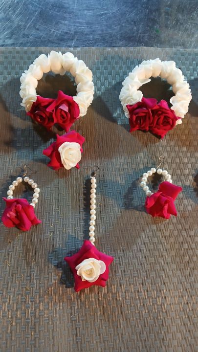 Handmade%20Artificial%20Flower%20Jewellery%20Set%20%E2%80%93%202%20Gajray,%20Earrings,%20Teeka%20&%20Ring%20%E2%80%93%20Mehndi/Haldi%20Bridal%20Wear%20%E2%80%93%20dark%20pink%20&%20White%20-%20Image%202