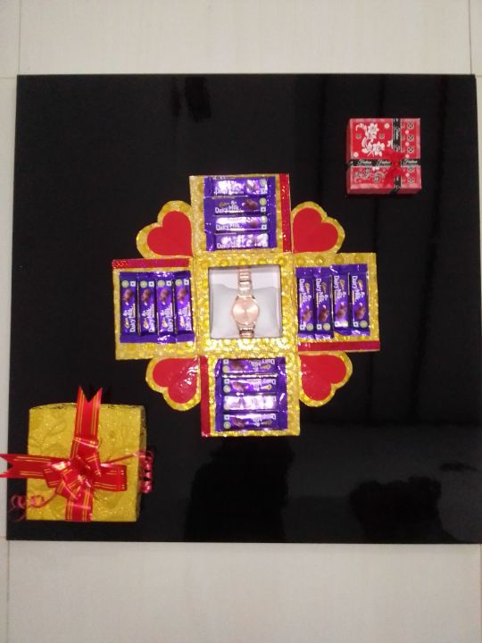 Magic%20Gold%20Chocolate%20Gift%20Box%20with%20Ladies%20Watch%20-%20layer%20Uncommon%20-%20Gold%20-%20Image%208